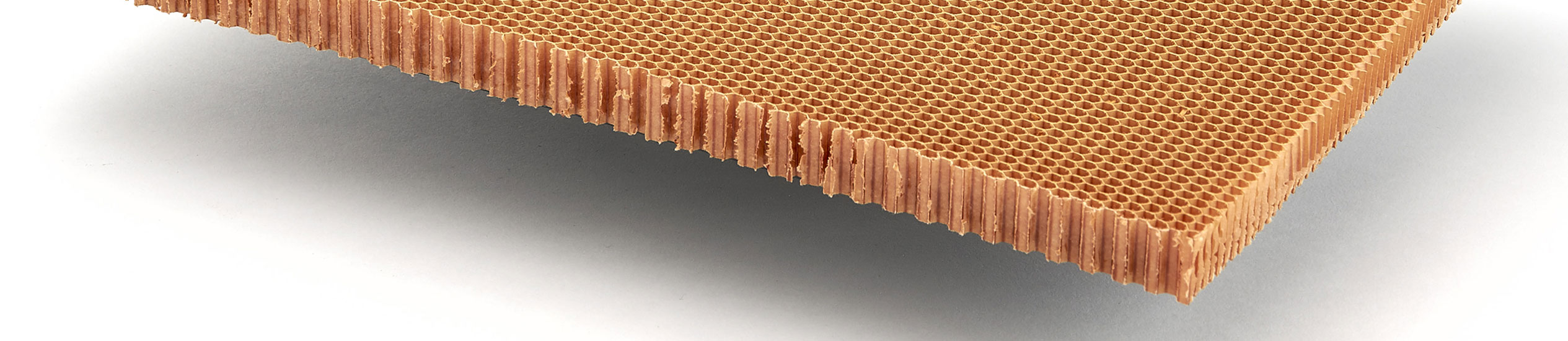 Le nid d’abeille en Nomex® est un produit non métallique, très léger et résistant. Il est réalisé avec un papier aramidique imprégné d’une résine phénolique